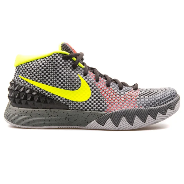 Nike Kyrie 1 Pewter cinza e volt sapatilha amarela — Fotografia de Stock