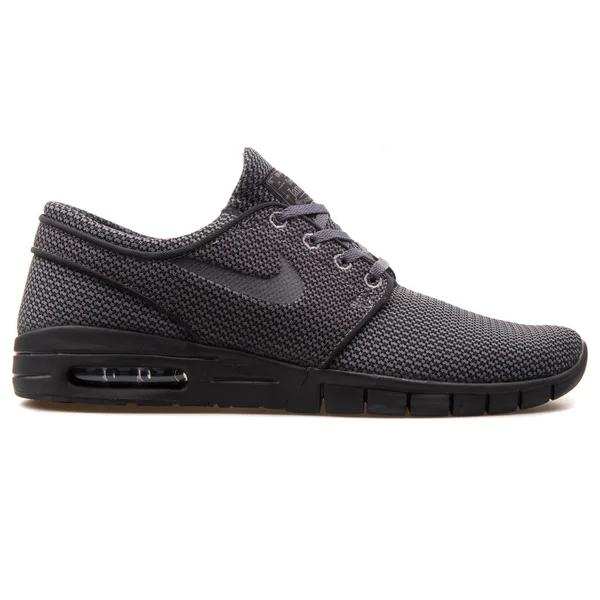 Nike Stefan Janoski Max szürke és fekete cipő — Stock Fotó