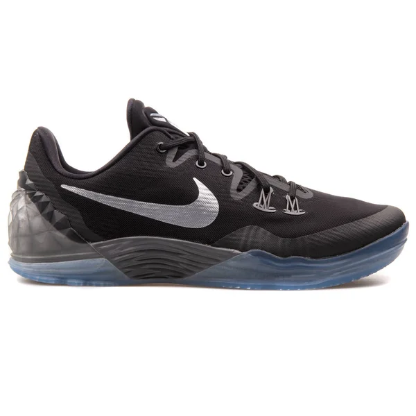 Nike Zoom Kobe Venomenon 5 czarne i metaliczne srebrne Sneaker — Zdjęcie stockowe