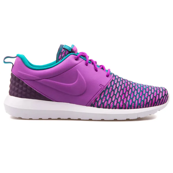 Nike Roshe nm Flyknit Premium lila és zöld cipő — Stock Fotó