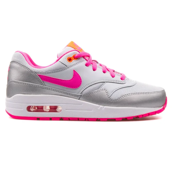 Nike Air Max 1 srebrne i różowe Sneaker — Zdjęcie stockowe