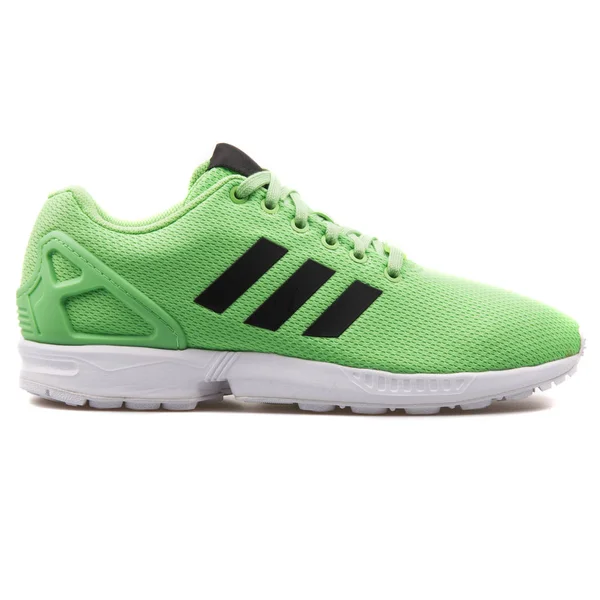 Adidas ZX Flux hijau dan sepatu olahraga hitam — Stok Foto