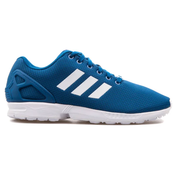 Adidas ZX Flux trampki niebieskie i białe — Zdjęcie stockowe