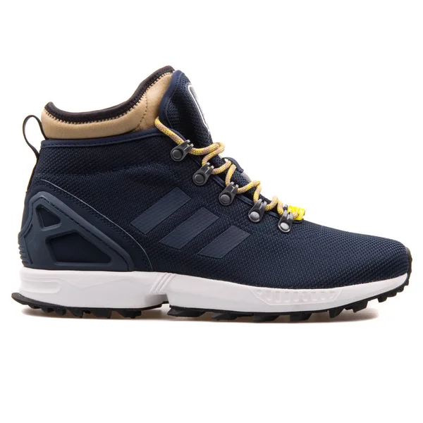 Adidas ZX флюс зимові темно-сині кросівки — стокове фото