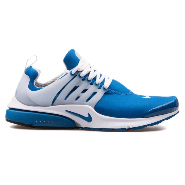 Nike Air Presto QS blå och vit sneaker — Stockfoto