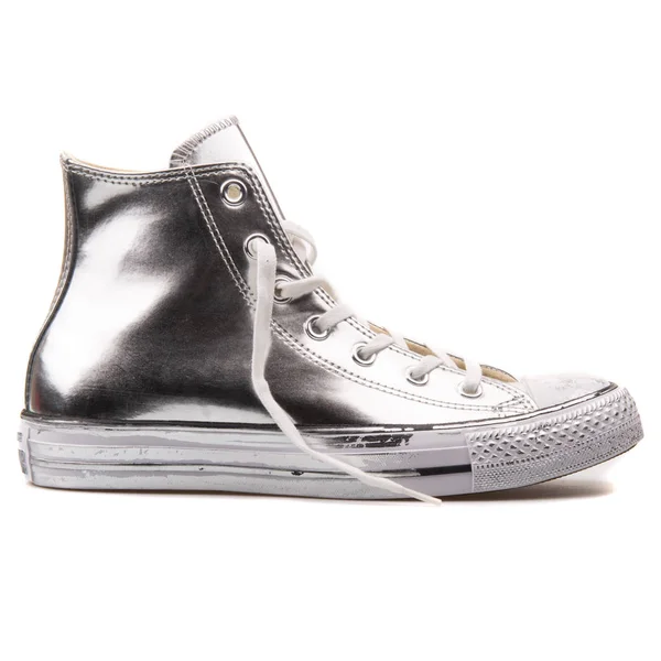 Converse Chuck Taylor Krom Yüksek gümüş ve beyaz spor ayakkabı — Stok fotoğraf