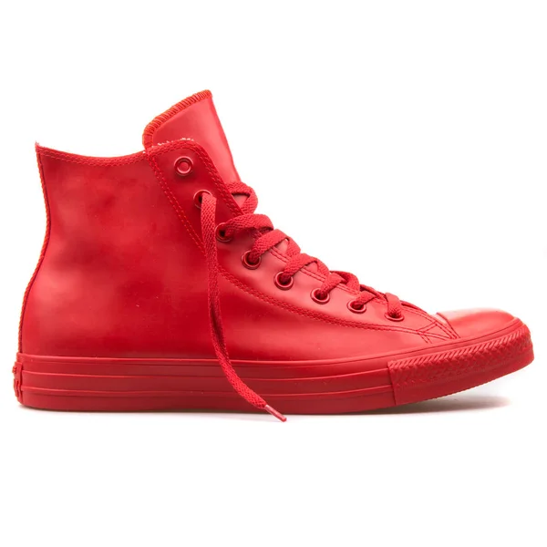 Zapatilla Converse Chuck Taylor High roja — Foto de Stock