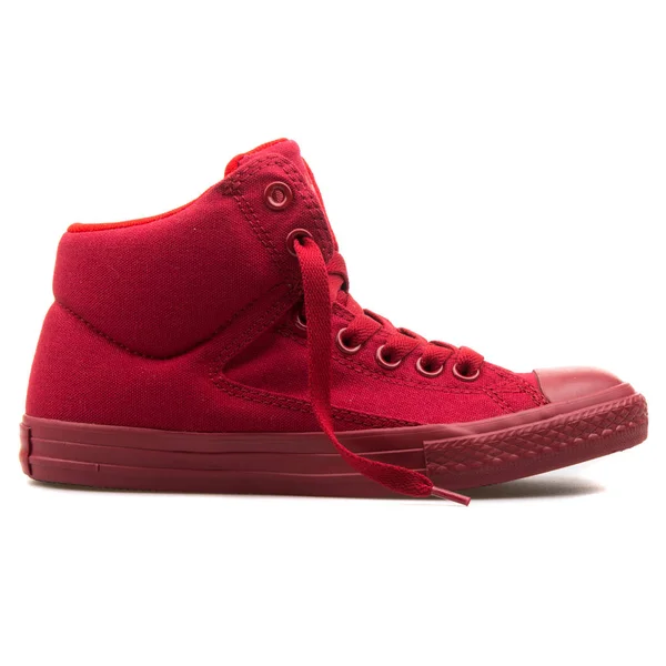 Converse Chuck Taylor High Street Chili kırmızı spor ayakkabı — Stok fotoğraf