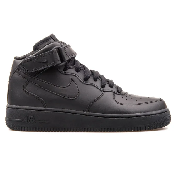 Nike Air Force 1 Mid svart sneaker — Stockfoto