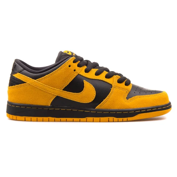 Nike Dunk Düşük Pro Sb altın ve siyah spor ayakkabı — Stok fotoğraf