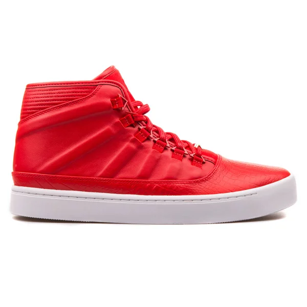 Zapatilla Nike Air Jordan Westbrook 0 roja y blanca — Foto de Stock
