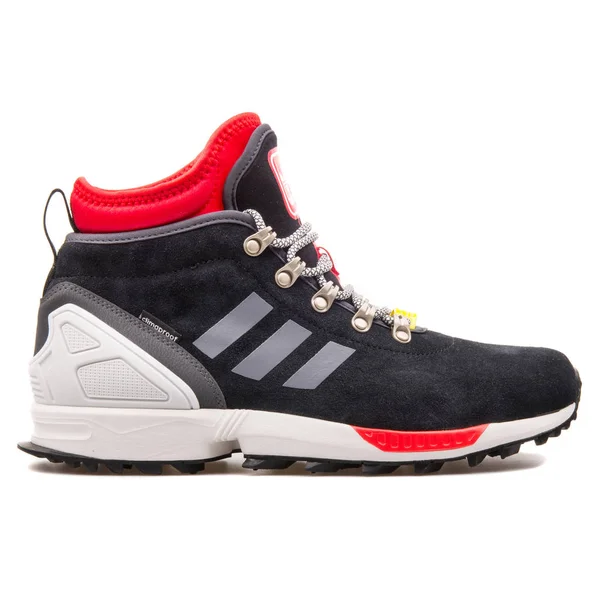 Adidas Zx Flux Kış siyah, kırmızı ve beyaz spor ayakkabı — Stok fotoğraf