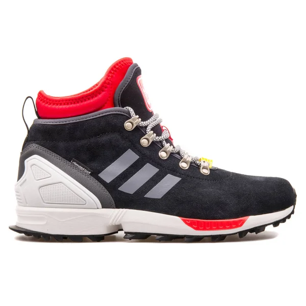 Adidas ZX Flux Sepatu musim dingin hitam, merah dan putih — Stok Foto