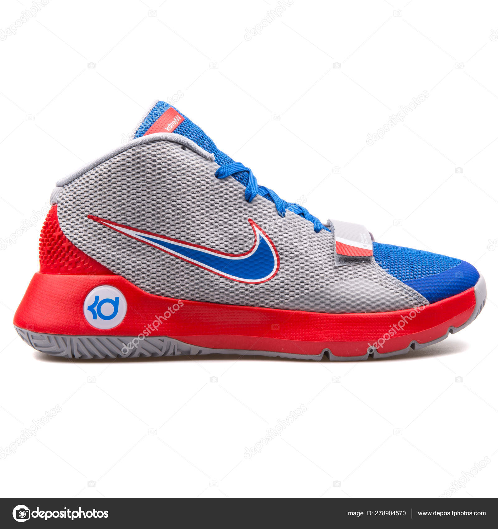 Araña halcón Independencia Zapatilla Nike KD Trey 5 3 gris, roja y azul — Foto editorial de stock ©  xMarshallfilms #278904570