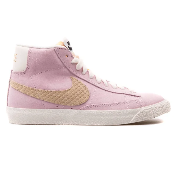 Nike Blazer Mid Premium Vintage QS розовые кроссовки — стоковое фото