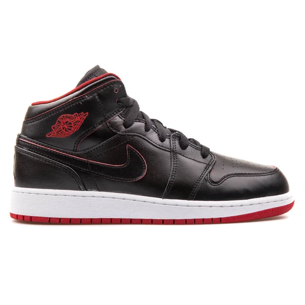 Nike Air Jordan 1 mid zwart, rood en wit sneaker — Stockfoto
