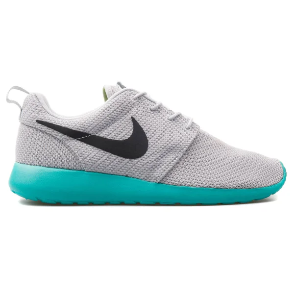 Nike Roshe egy QS szürke és zöld cipő — Stock Fotó