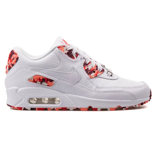 Nike Air Max 90 IRQ λευκό και κόκκινο αθλητικά — Φωτογραφία Αρχείου