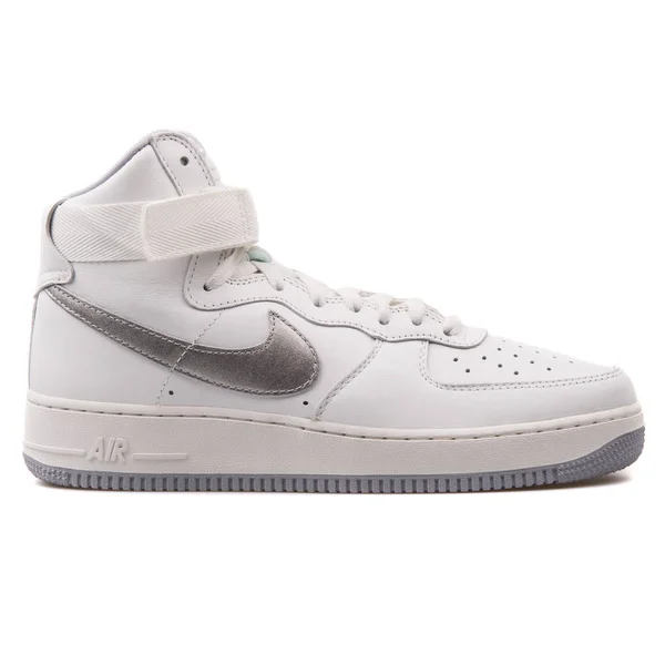 Nike Air Force 1 High Retro QS white sneaker — Stock Photo, Image