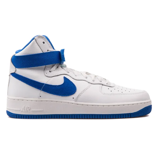 Nike Air Force 1 High Retro QS white and blue sneaker — Stock Photo, Image