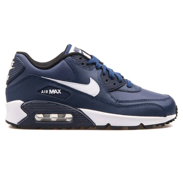 Nike Air Max 90 Кожаные синие и белые кроссовки — стоковое фото