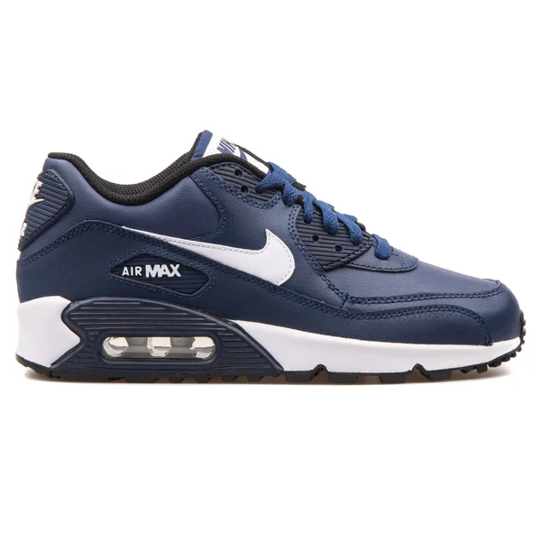 Nike Air Max 90 leren sneaker met marineblauw en wit — Stockfoto