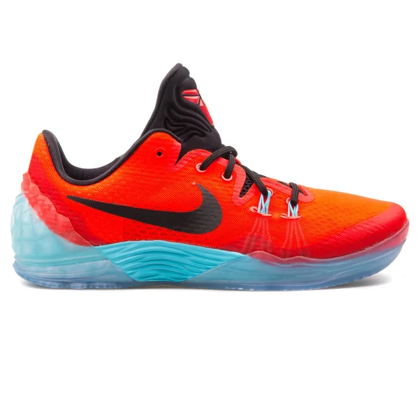 Nike Zoom Kobe Venomenon 5 czerwone i niebieskie Sneaker — Zdjęcie stockowe