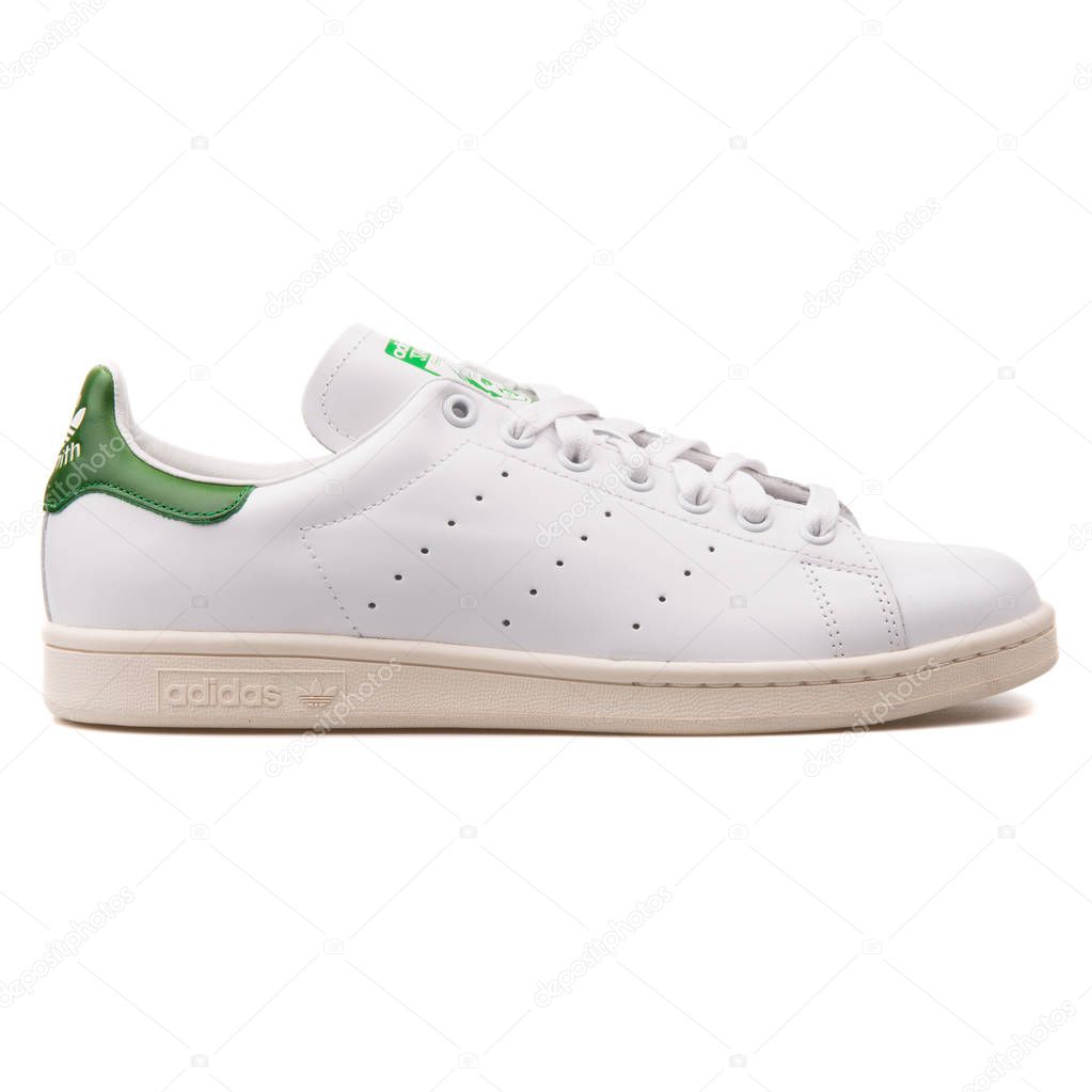 Zapatilla Adidas Stan Smith blanca y verde — Foto editorial de