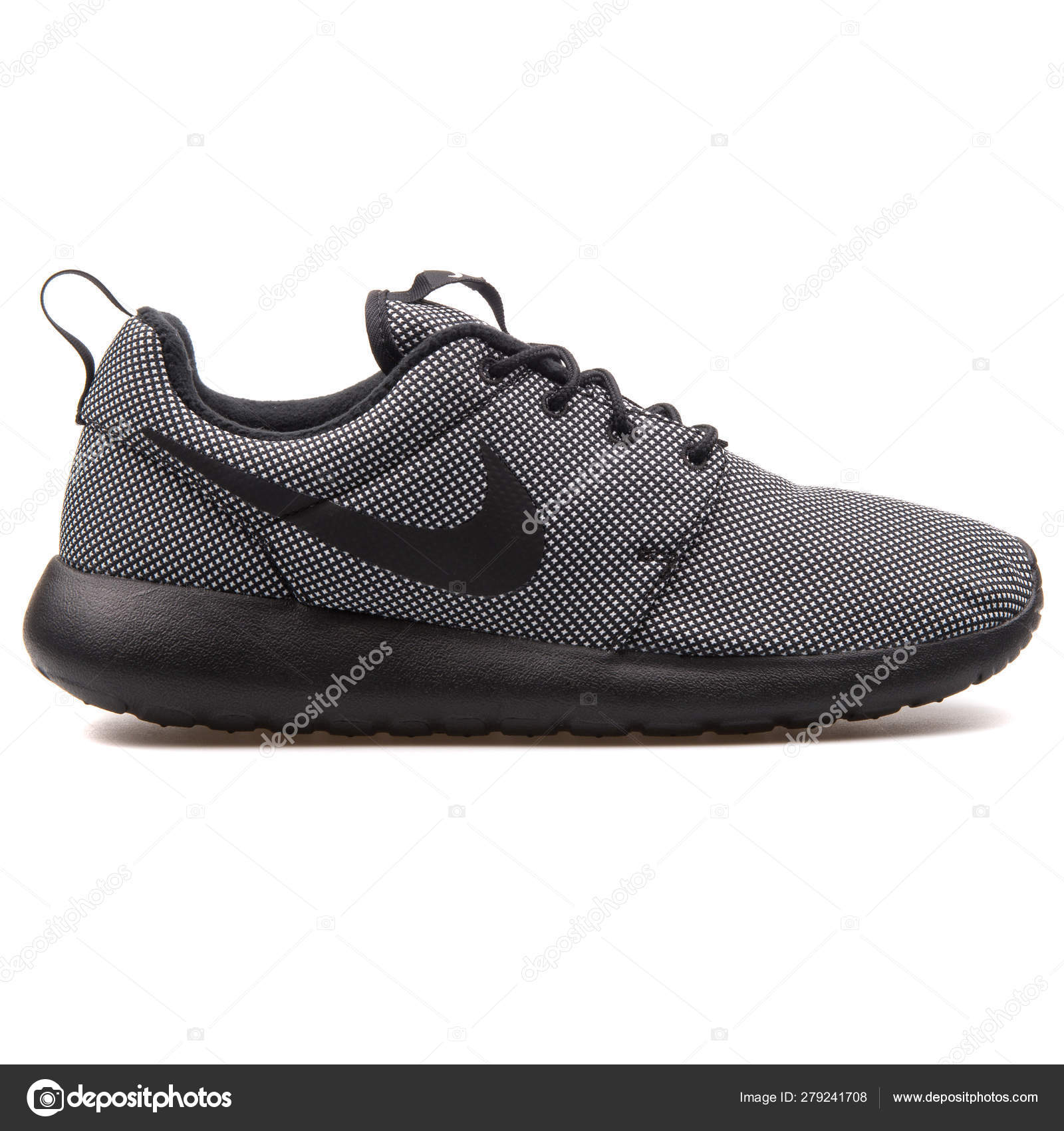 nike roshe one premium black