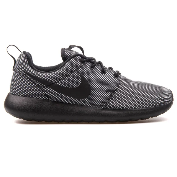 Zapatilla Nike Roshe One Premium en blanco y negro — Foto de Stock