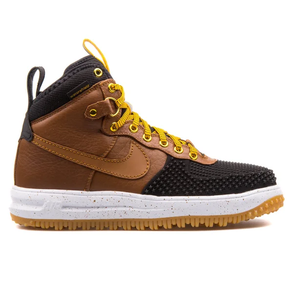 Nike Lunar Force 1 Duckboot czarny i brązowy Sneaker — Zdjęcie stockowe