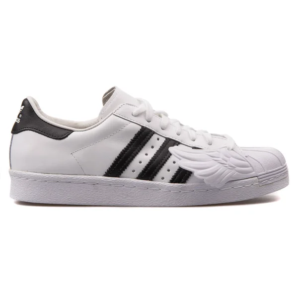 Adidas js Superstar Wings witte en zwarte sneaker — Stockfoto