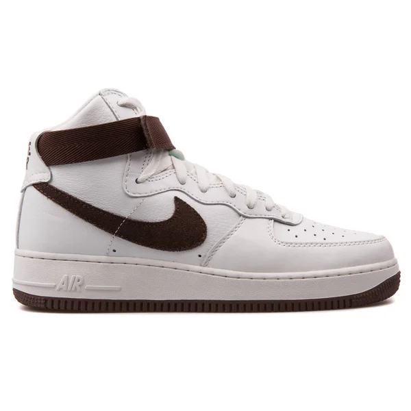 Nike Air Force 1 High Retro QS white and brown sneaker — Stock Photo, Image