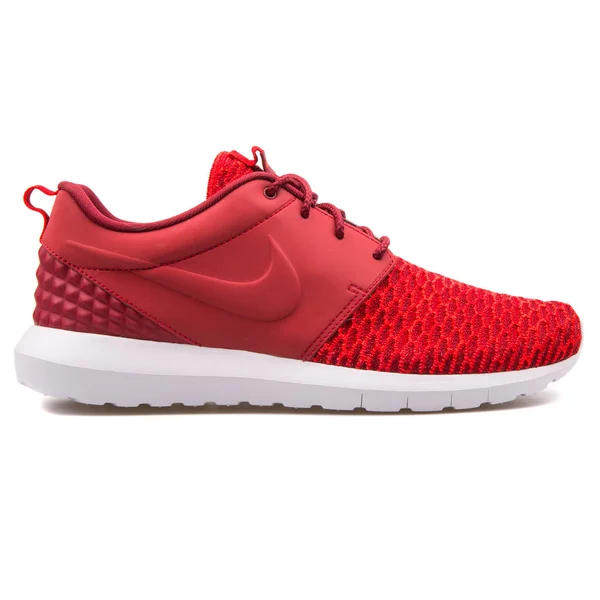 Nike Roshe nm Flyknit Premium czerwone Sneaker — Zdjęcie stockowe