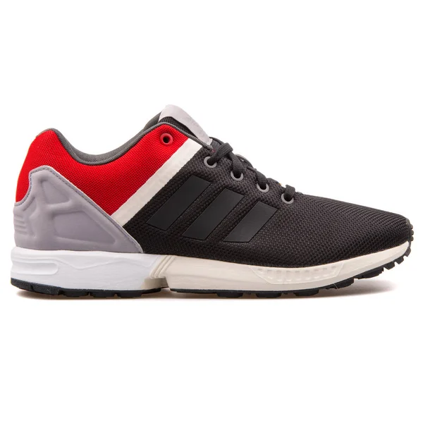 Adidas ZX флюс Спліт чорний, червоний, сірий і білий тапки — стокове фото