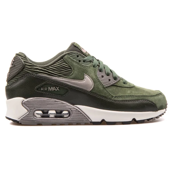 Nike Air Max 90 skórzany zielony, czarny i metaliczny srebrny Sneaker — Zdjęcie stockowe