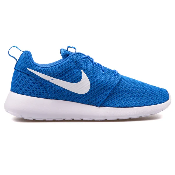 Nike Roshe en blå och vit sneaker — Stockfoto