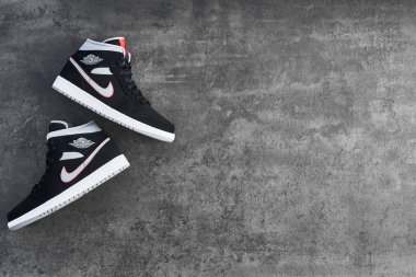Nike Air Jordan 1 Orta siyah, gri, kırmızı ve beyaz spor ayakkabılar