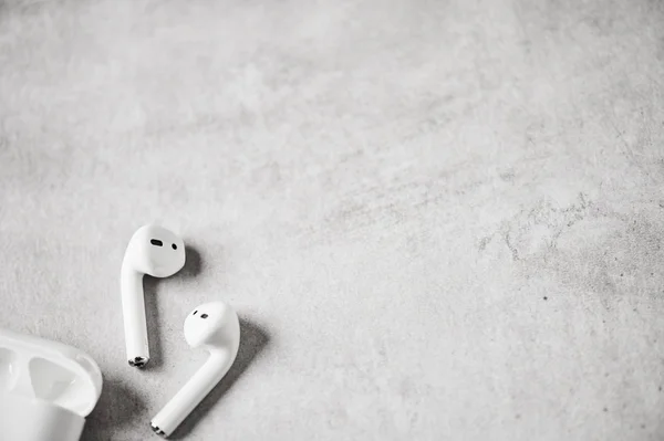 White wireless earphones or headphones with case. — Stock Photo, Image