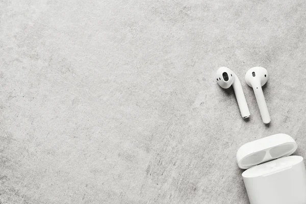 White wireless earphones or headphones with case. — Stock Photo, Image