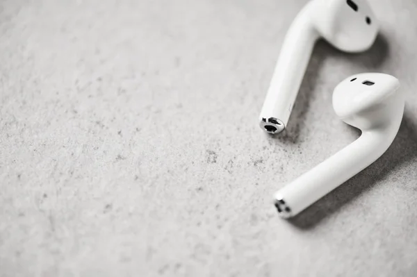 Λευκά ασύρματα ακουστικά ή ακουστικά. — Φωτογραφία Αρχείου