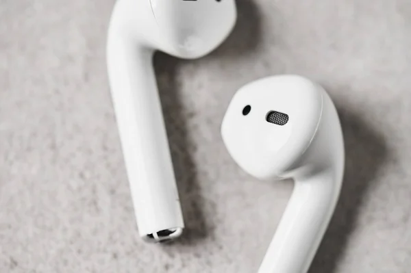 Auriculares inalámbricos blancos o auriculares . — Foto de Stock