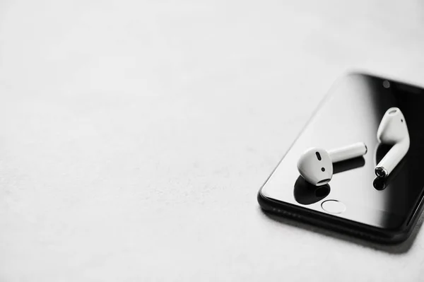 Wireless earphones with smartphone. — Stock Photo, Image