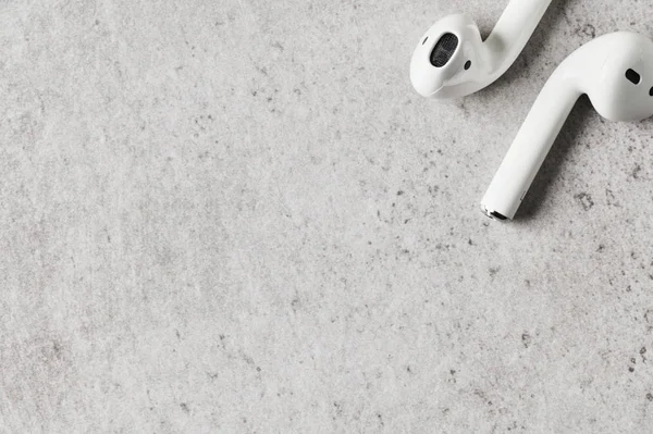 Białe Słuchawki bezprzewodowe. — Zdjęcie stockowe