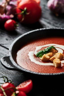 Siyah ahşap kaplama kremalı domates çorbası..