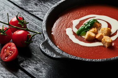 Siyah ahşap kaplama kremalı domates çorbası..