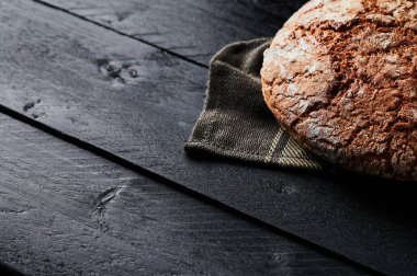 Siyah ahşap arkaplanda ekmek.
