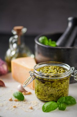 Pesto sosu ya da cam kavanozda pesto genovese..