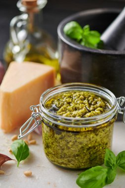 Pesto sosu ya da cam kavanozda pesto genovese..