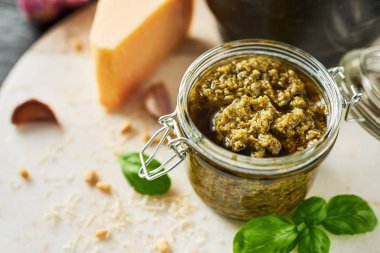 Pesto sosu ya da cam kavanozda pesto genovese..